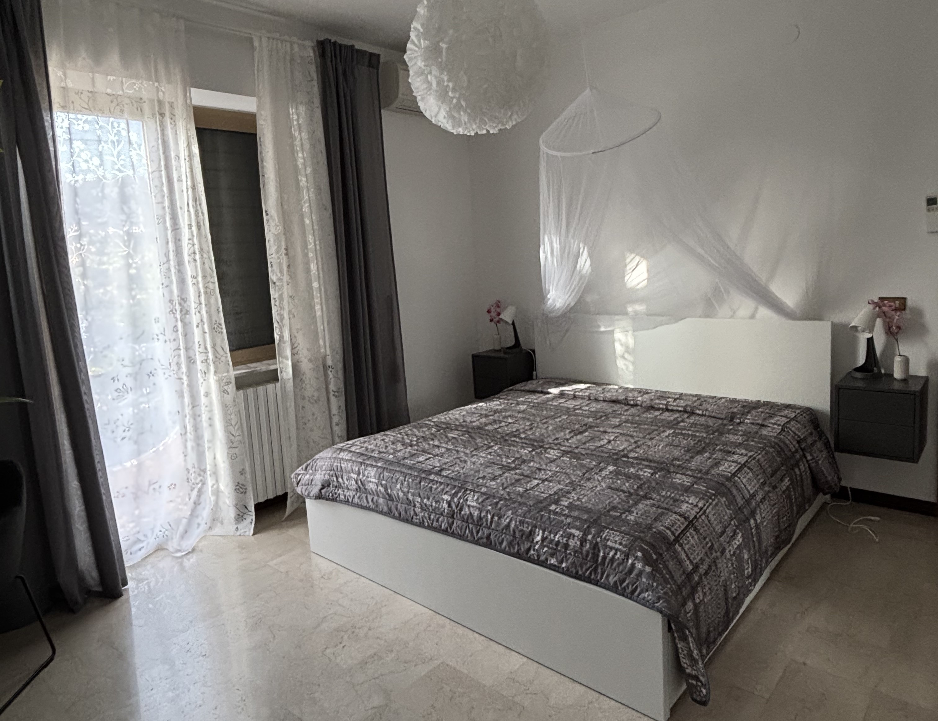 Schlafzimmer 2 mit Doppelbett und Balkon